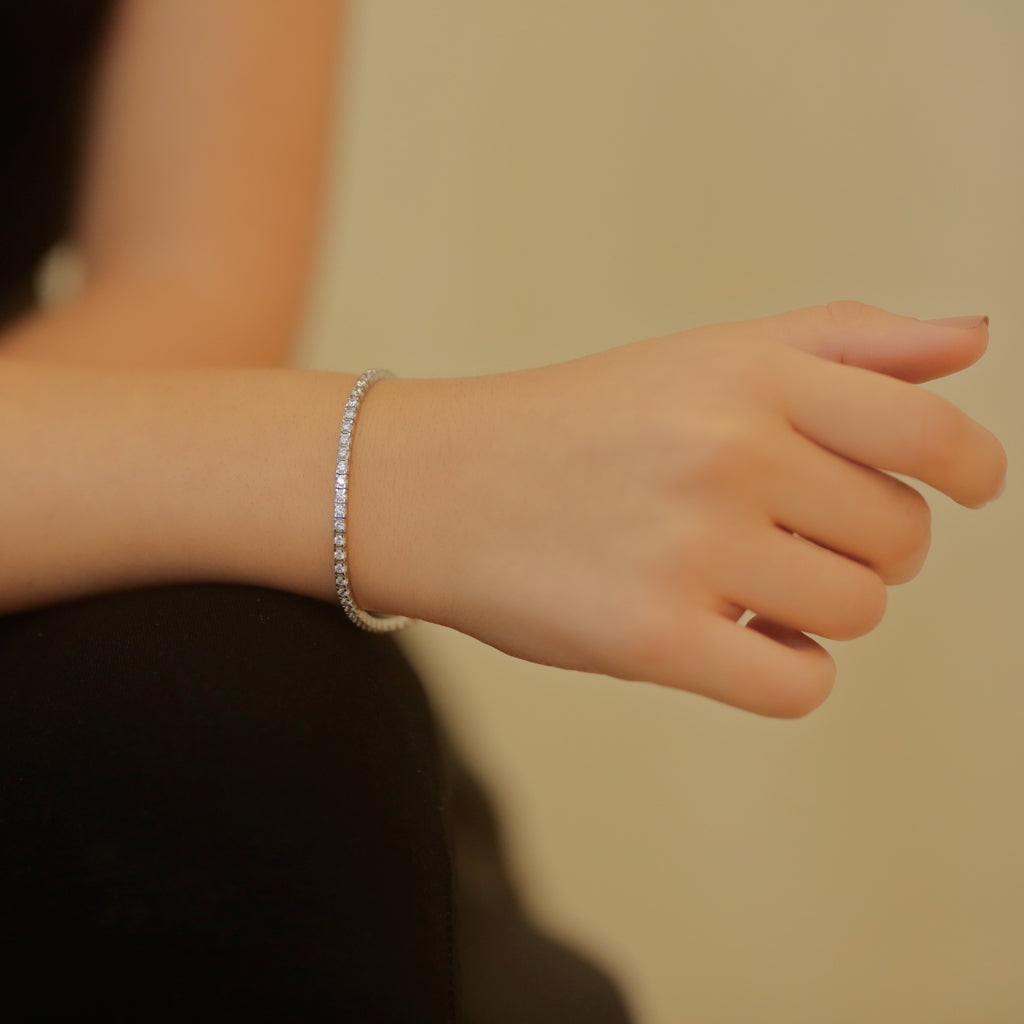 Дамска златна гривна прав ред. Тенис гривна с диаманти от бяло злато 14 карата.